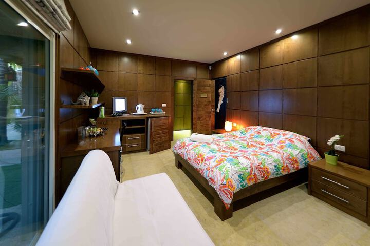 Room 10 of 25