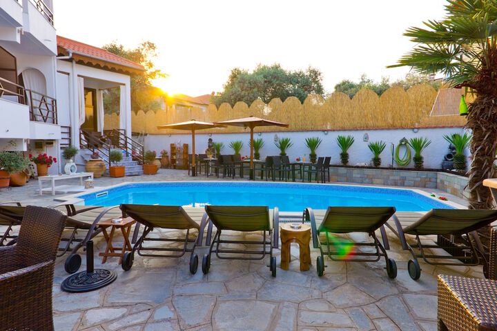 Pool 14 of 51