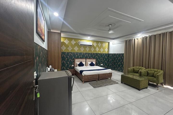 Room 3 of 28
