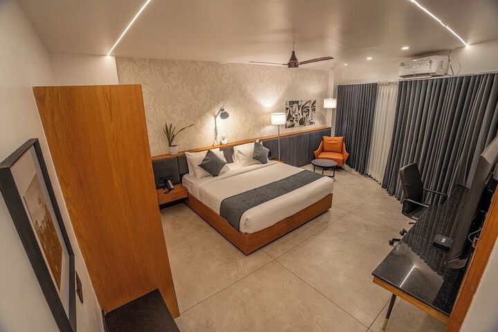 Room 42 of 100