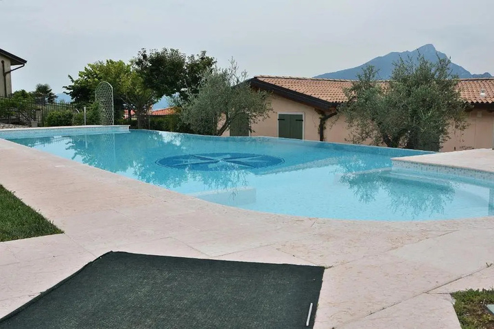 Pool 10 of 17