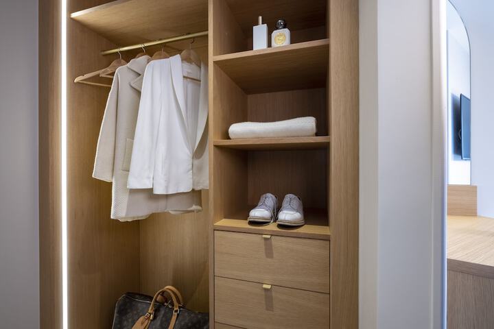 Room 32 of 62