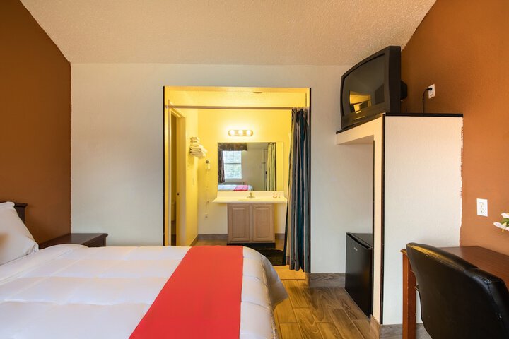 1 King Bed (12 of 13)