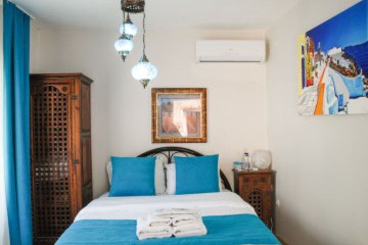 Room 8 of 90