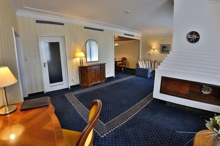 Room 7 of 26