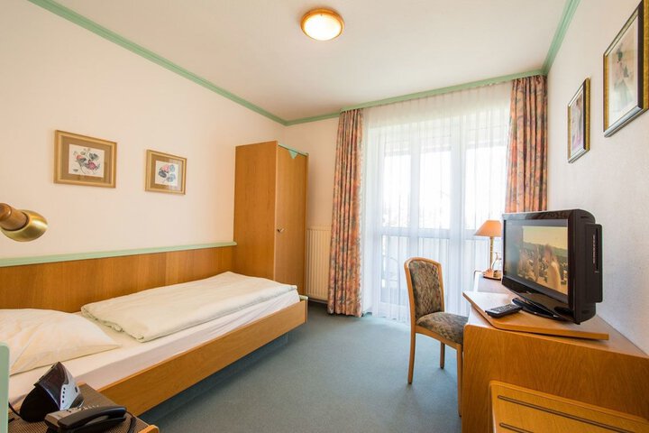 Room 4 of 7