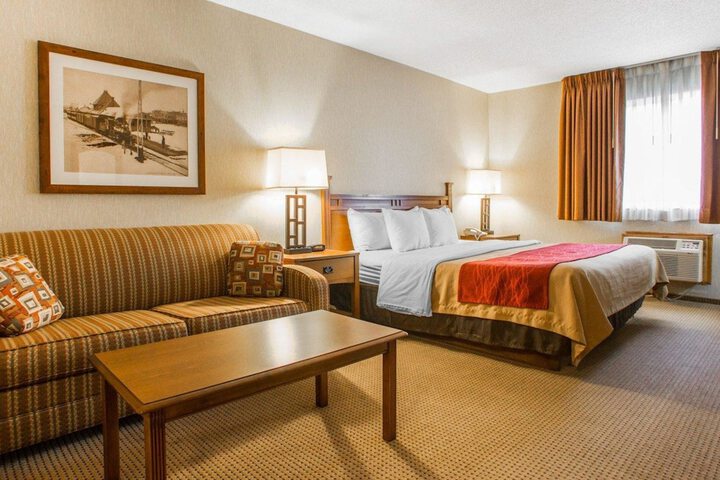 1 King Bed (2 of 5)