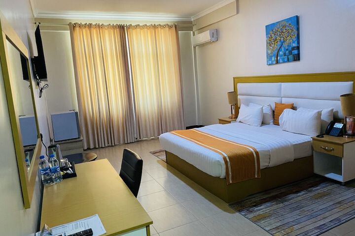 Room 6 of 10