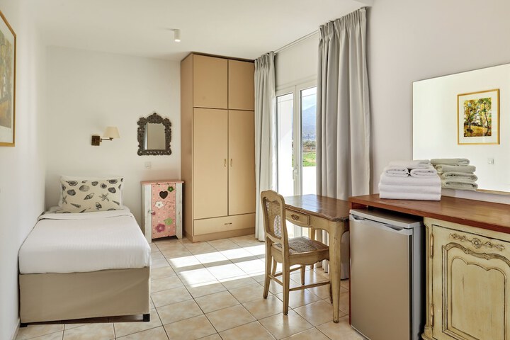 Room 35 of 142