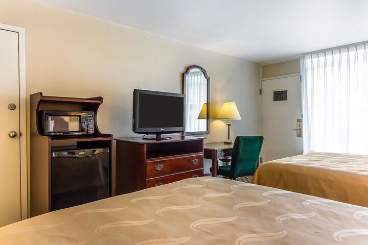 2 Queen Beds (1 of 8)
