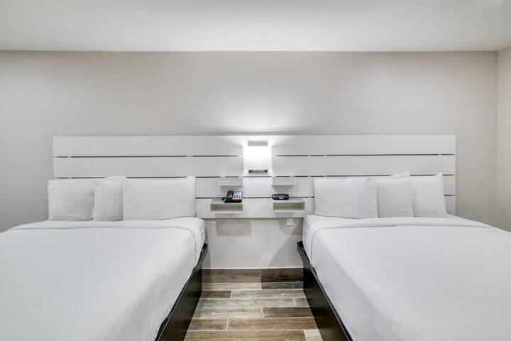 Deluxe 2 Queen Beds (3 of 10)