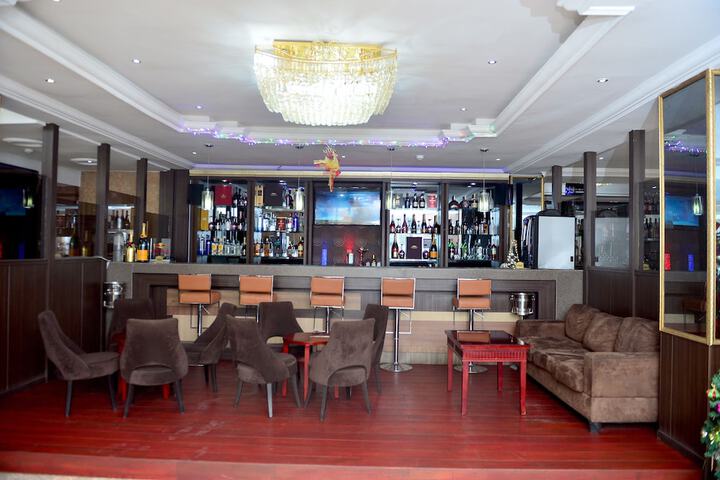 Lounge 27 of 30