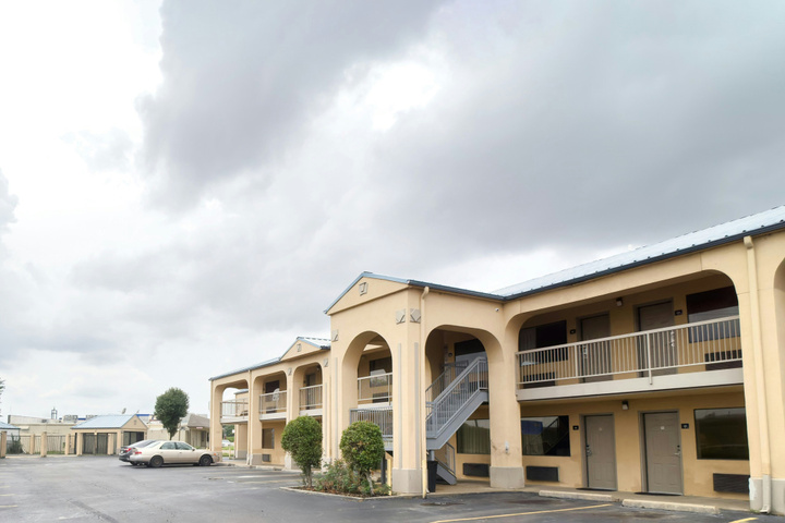 Exterior of Deerfield Inn