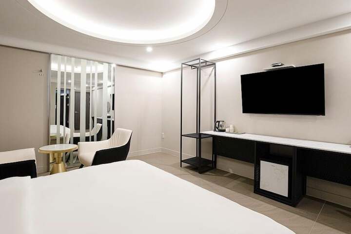 Room 6 of 90