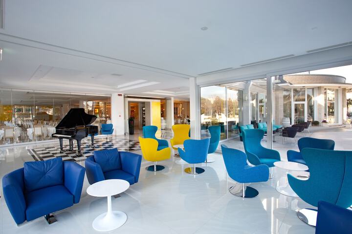 Lounge 16 of 19
