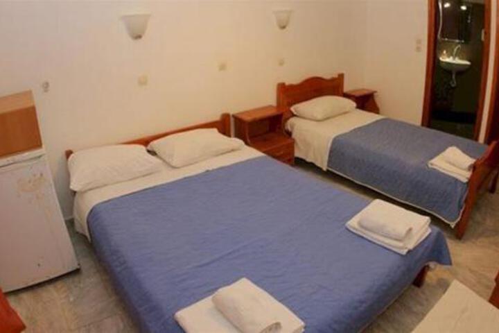Room 5 of 9