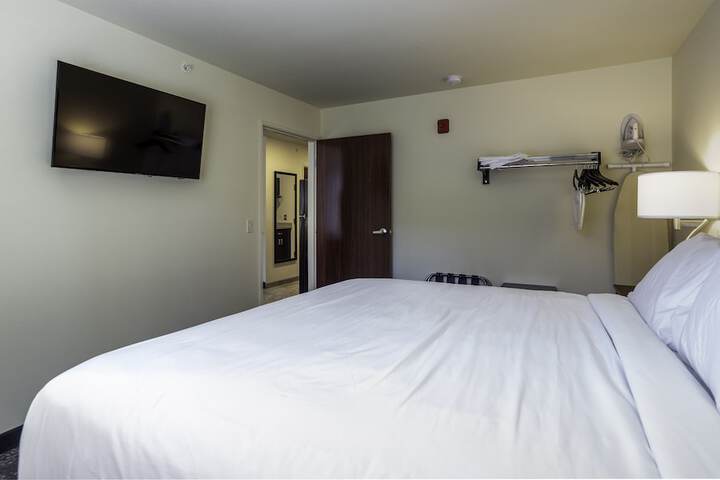 Suite Accessible King Size Bed (9 of 11)