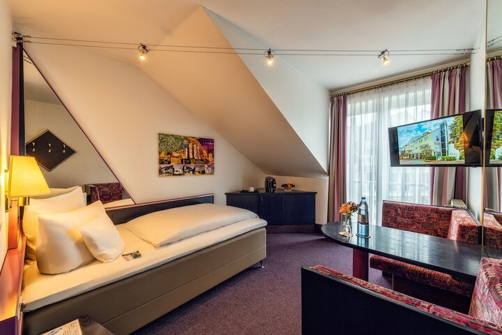 Room 3 of 61