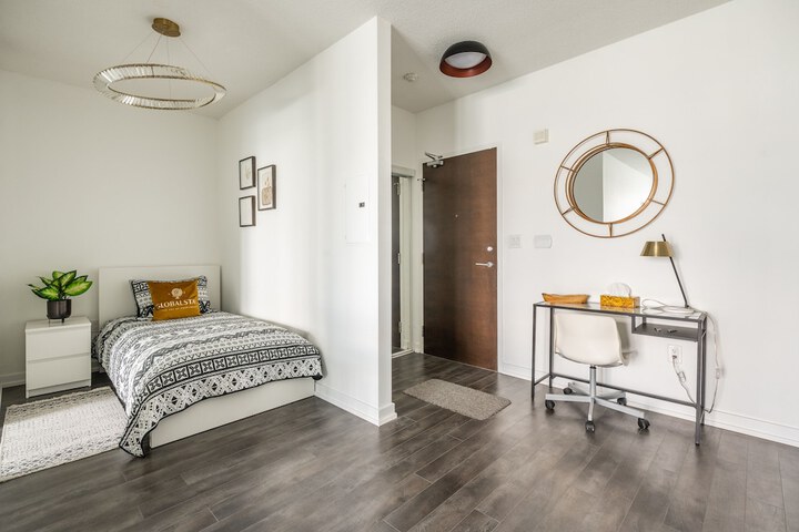 Room 17 of 393