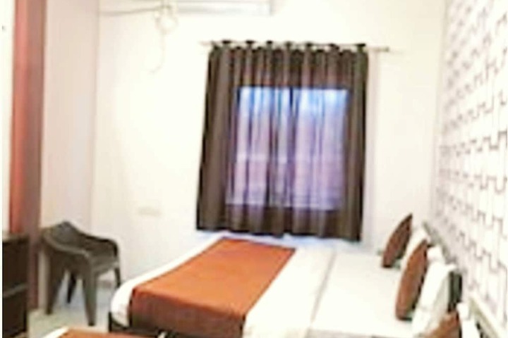 Room 6 of 11