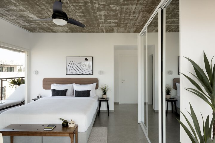 Room 6 of 63
