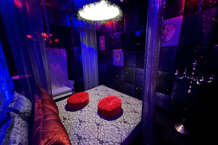 Room 52 of 96