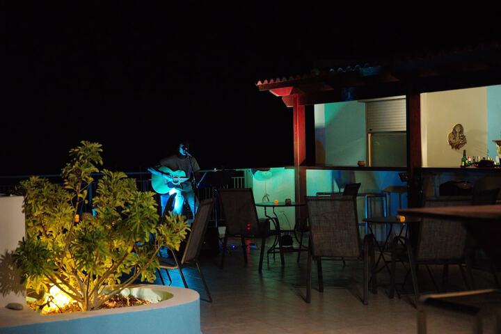 Lounge 27 of 38