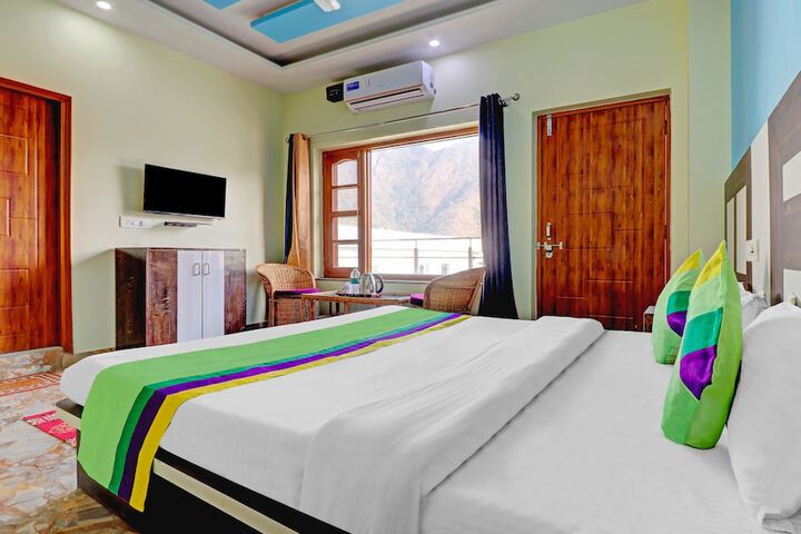 Room 4 of 8