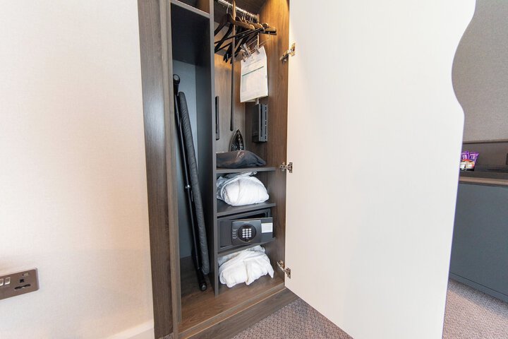 Room 7 of 120