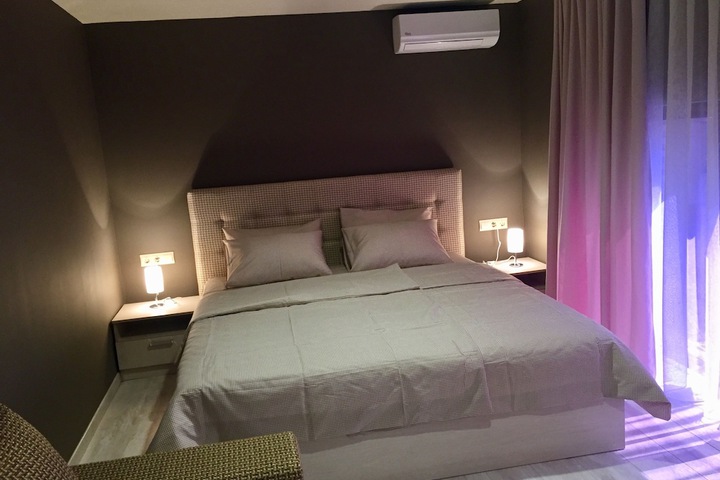 Room 6 of 33