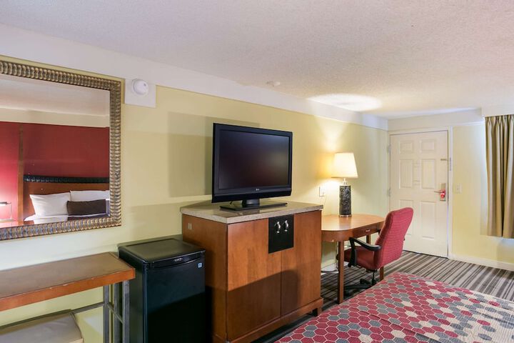 1 King Bed (3 of 8)