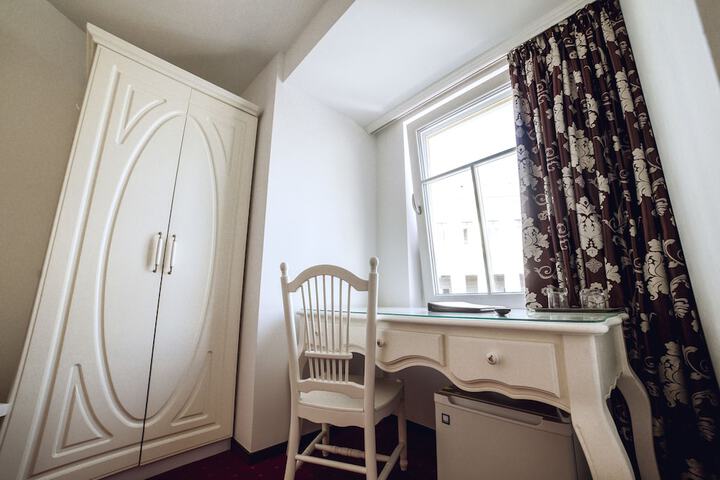 Room 19 of 38