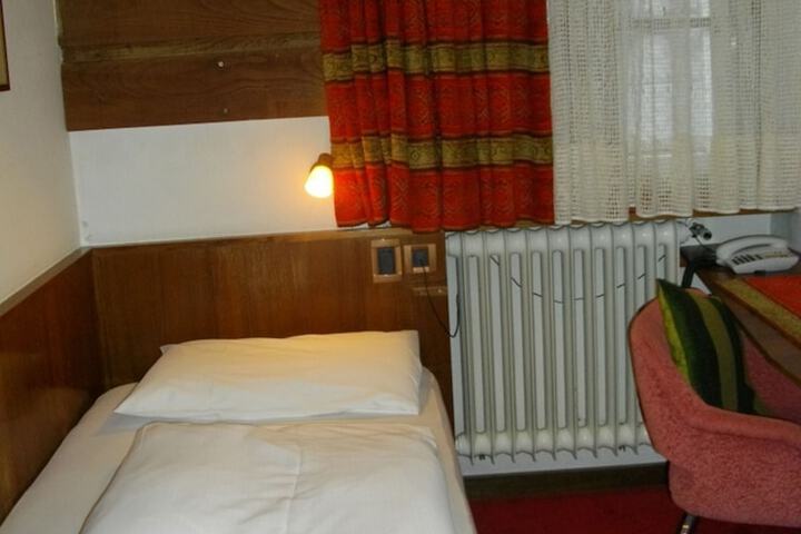 Room 14 of 66