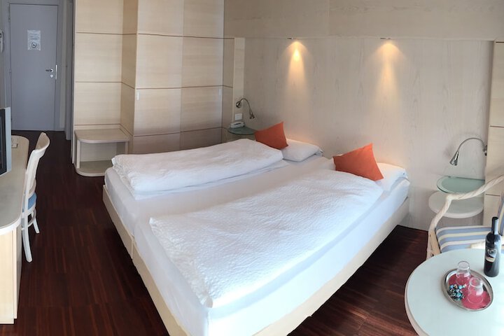 Room 3 of 45