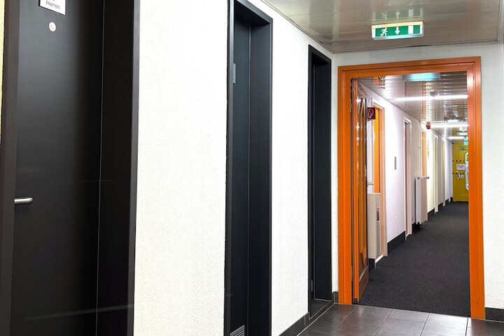 Room 33 of 48