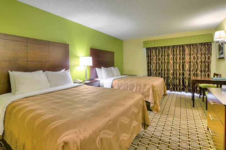 1 Queen Bed Accessible (10 of 13)