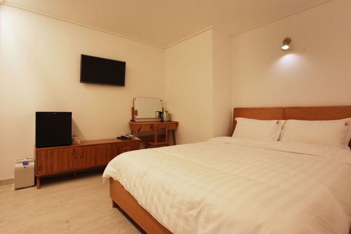 Room 4 of 198