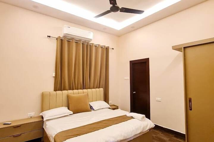 Room 8 of 77