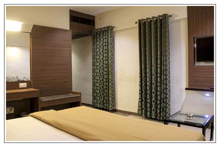 Room 13 of 32
