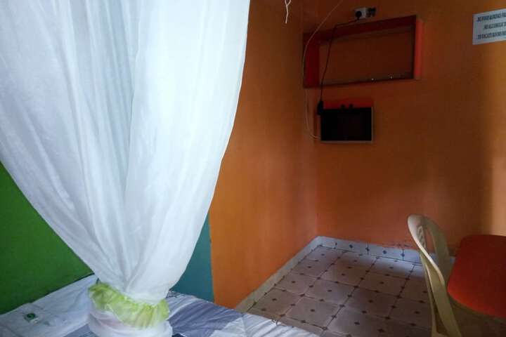Room 4 of 18