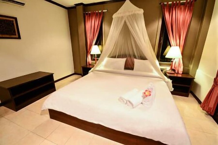 Room 12 of 32