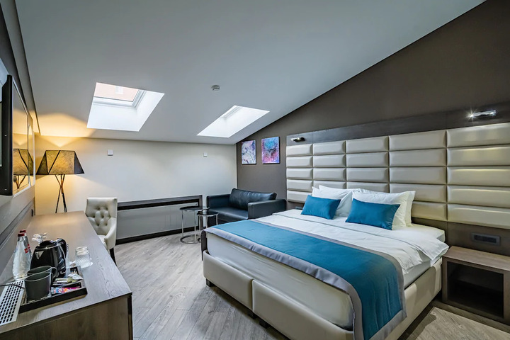 Room 5 of 9