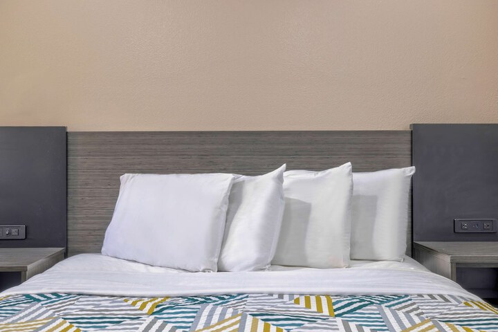 1 Queen Bed Refrigerator (9 of 26)