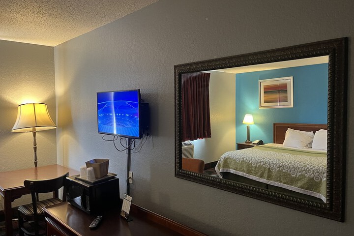 1 King Bed (7 of 21)