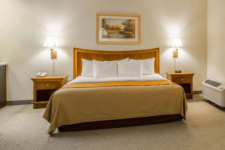 1 King Bed Riverview Balcony (2 of 4)