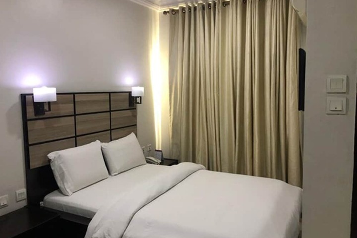 Room 17 of 28