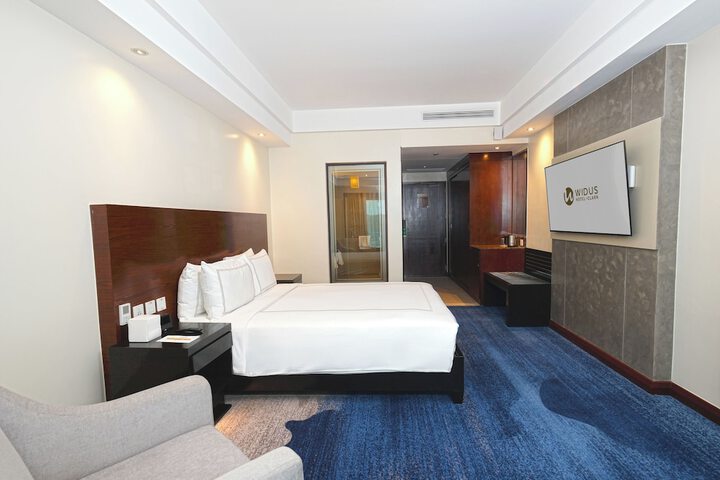 Room 17 of 40