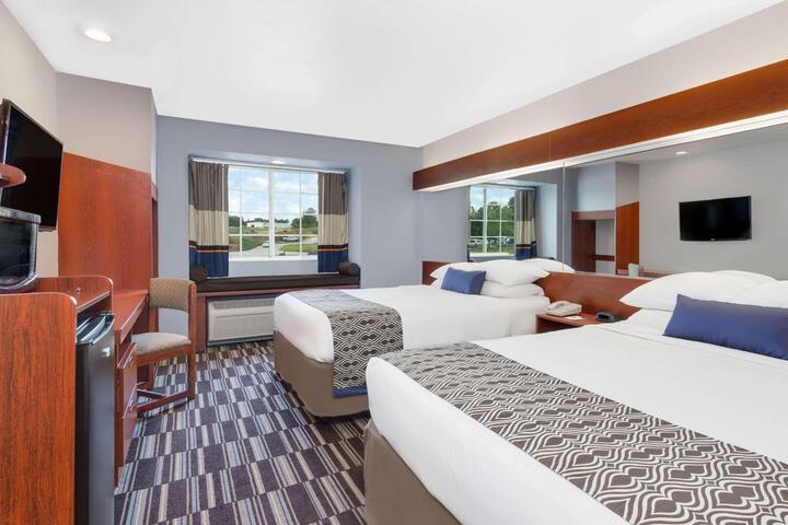 1 Queen Bed (8 of 21)