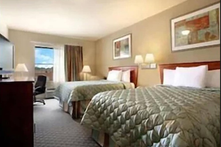 1 Queen Bed (3 of 5)