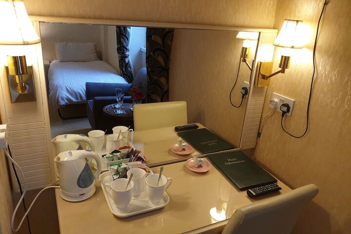 Room 25 of 184